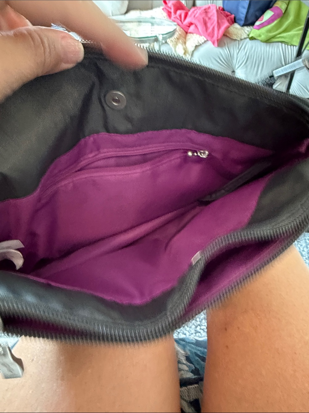 Baggallini cross body travel bag w lots of pockets and detachable small purse. - Picture 4 of 7